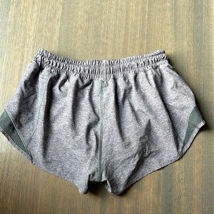 Lululemon Low Rise Hotta Hot 2.5” size 4.